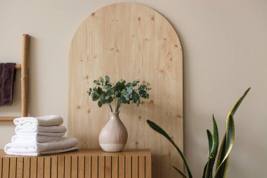 Evdeki ahşap dolapta bir yığın temiz yumuşak havlu var.