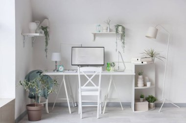 Programcı masası ve bitkileri olan ışık ofisinin içinde.