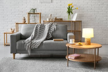 Oturma odasının içindeki masada parlayan lamba.