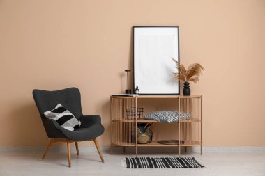 Rahat siyah koltuk ve raflar vazoda otlu vazo, boş çerçeve ve modern oturma odasının içinde heykel.