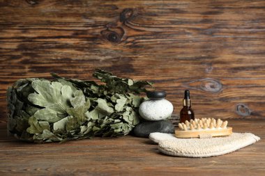 Ahşap arka planda sauna için farklı aksesuarlar