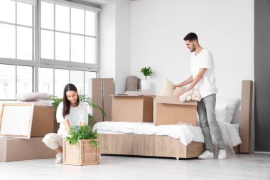 Taşındığı gün yatak odasında kutuları olan genç bir çift.