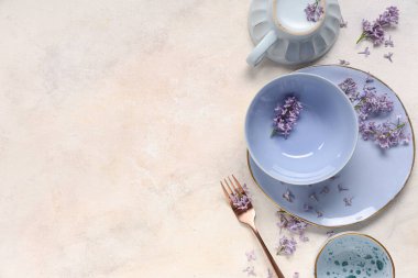 Açık grunge arkaplan üzerinde leylak çiçekleri ile güzel masa ayarları