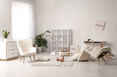 Ters dönmüş koltukları olan dağınık bir oturma odası.