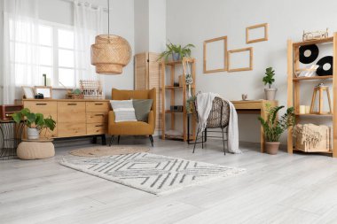 Rahat koltuğu, çekmeceleri ve yastıkları olan şık bir oturma odası.