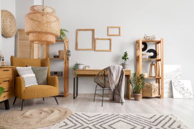 Rahat koltuğu, çekmeceleri ve yastıkları olan şık bir oturma odası.