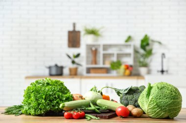 Ahşap mutfak tezgahında farklı taze sebzeler.