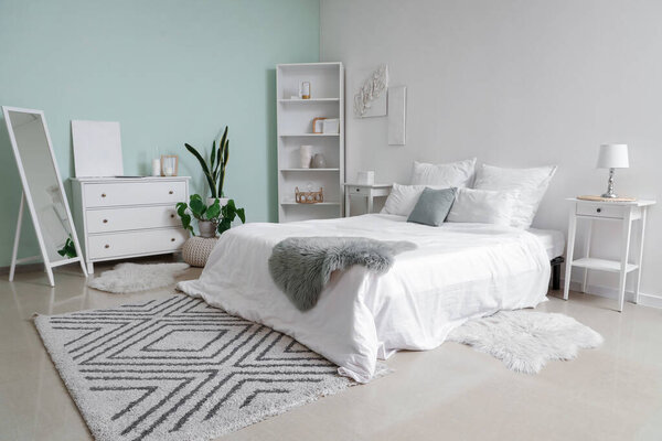 Интерьер современной спальни с зелеными и белыми стенами