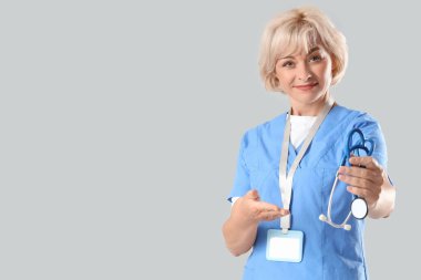 Arka planda steteskobu olan kadın doktor.