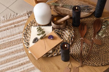 Cadıların sihirli özellikleri. Odada yanan mumlar, yakın plan.