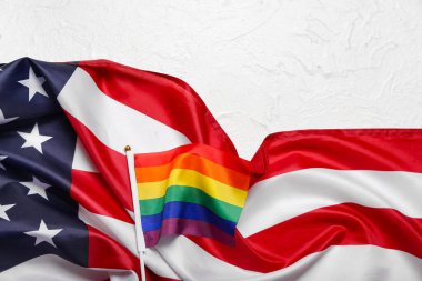 Beyaz arkaplanda LGBT ve ABD bayrakları