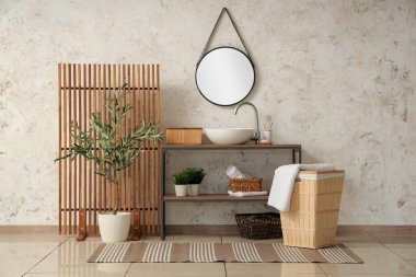 Ahşap perdeli ve dekoratif zeytin ağacıyla modern banyo.