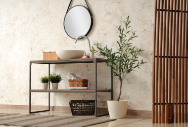 Ahşap perdeli ve dekoratif zeytin ağacıyla modern banyo.