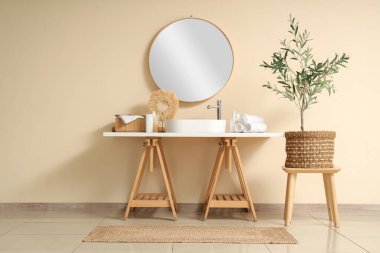 Dekoratif zeytin ağacıyla modern banyo.