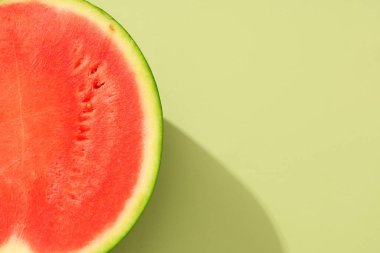 Yeşil arka planda tatlı karpuzun yarısı