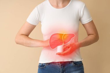 Bej arka planda karaciğer ağrısı çeken hapları olan genç bir kadın.