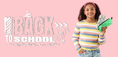 Pembe arka planda sevimli Afro-Amerikan öğrenci. Okula geri dön.