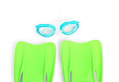 Beyaz arka planda yeni yüzme gözlükleri ve paletler