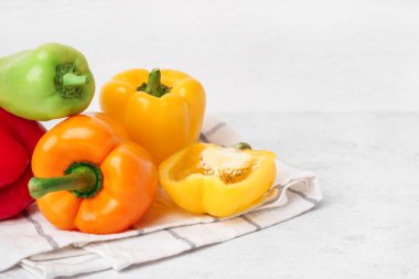 Beyaz arkaplanda taze çan biberleri