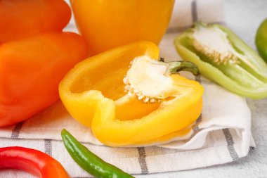 Beyaz arka planda farklı taze biberler