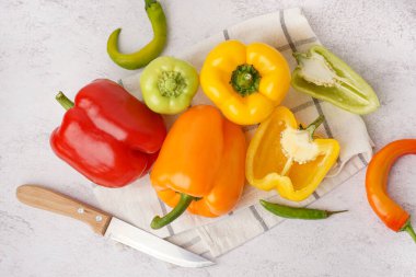 Beyaz arka planda farklı taze biberler