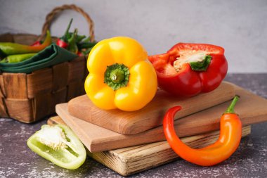 Koyu masada farklı taze biberli ahşap tahta.