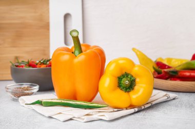 Beyaz masada farklı taze biberler.