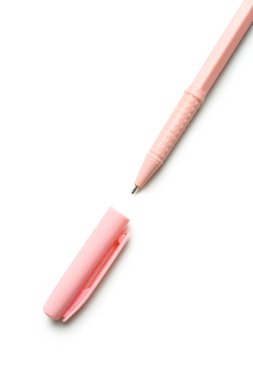 Beyaz arkaplanlı pembe tükenmez kalem