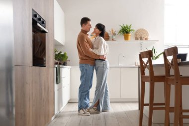 Genç çift mutfakta sarılma sevgi dolu