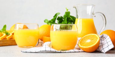 Hafif arka planda bir bardak lezzetli portakal suyu.