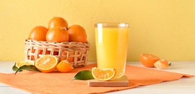 Masada bir bardak taze mandalina suyu.