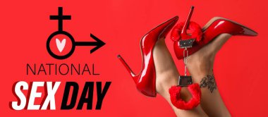 Topuklu giyen kadın bacaklar ve kırmızı arka planda seks dükkanından kelepçeler. Ulusal Seks Günü