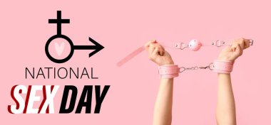 Pembe arka planda elleri kelepçeli ve ağzı tıkalı bir kadın. Ulusal Seks Günü