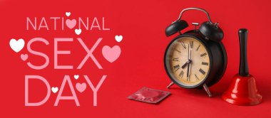 Kırmızı arka planda zil ve prezervatifli çalar saat. Ulusal Seks Günü