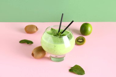 Renkli arka planda naneli ve limonlu taze kivili smoothie.