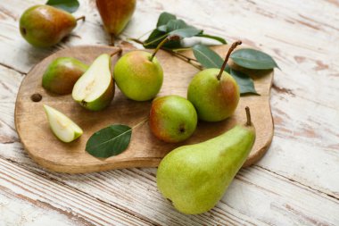 Tahta masanın üzerinde olgun armutlar, yakın plan.