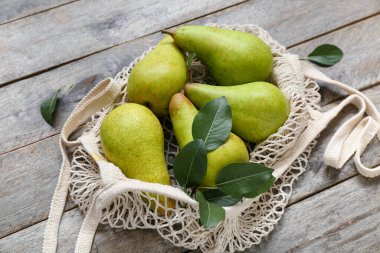 Gri ahşap masada olgun armutlarla yaklaş.