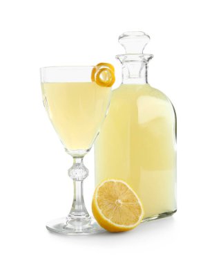 Beyaz arka planda bir şişe lezzetli limoncello.