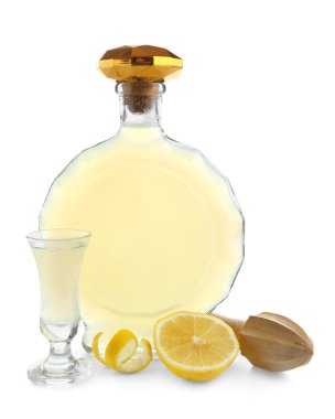 Beyaz arka planda bir şişe Lezzetli Limoncello.