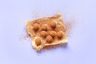 Gri arka planda lezzetli çikolatalı trüf.