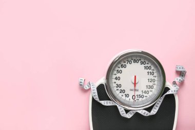 Pembe arka planda beyaz mezura ile ölçeklendirir