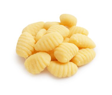 Beyaz arkaplanda lezzetli gnocchi yığını