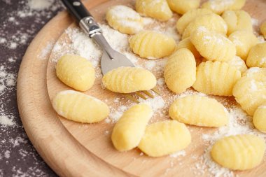 Lezzetli gnocchi ve çatallı ahşap tahta, yakın plan.