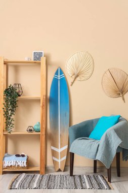 Gri koltuklu ve sörf tahtalı şık bir oturma odası.