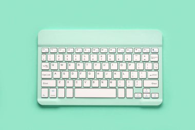 Yeşil arkaplanda yeşil bilgisayar klavyesi. Üst görünüm