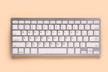 Bej arka planda gri bilgisayar klavyesi. Üst görünüm