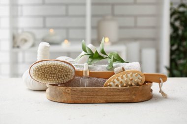 Güzel bir kompozisyon, banyo malzemeleri, ahşap tepsi ve bir şişe serum, yakın plan.