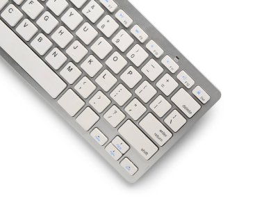 Modern kablosuz klavye beyaz arkaplanda izole edildi, yakın plan