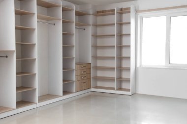 Soyunma odasındaki boş gardırop manzarası