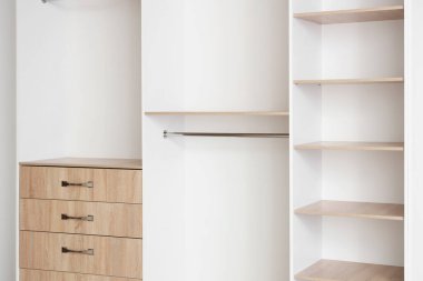 Soyunma odasında büyük boş gardırop.